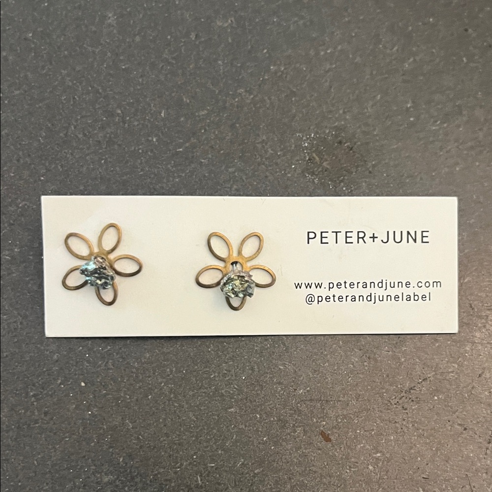 Peter + June flower bed earrings in pyrite